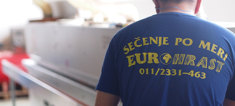 Secenje po meri - radnik u uniformi